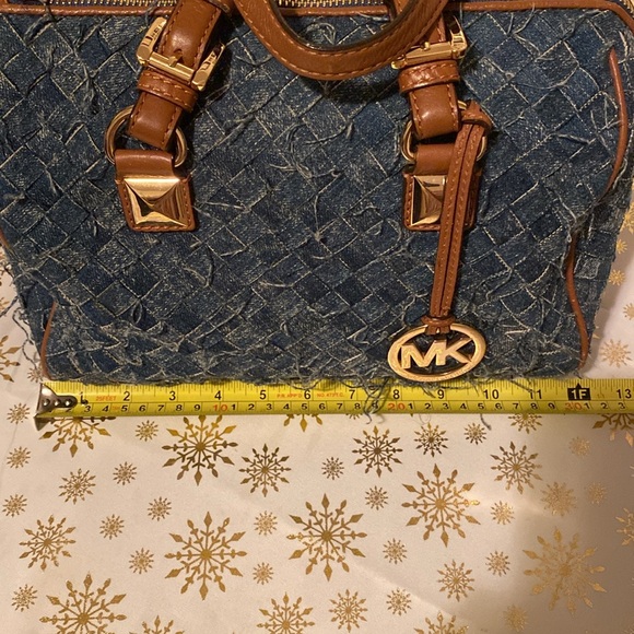 Michael Kors Greyson Satchel
DENIM 💙…Beautiful Blue
Brown Handle Accents 🤎 - Picture 10 of 14